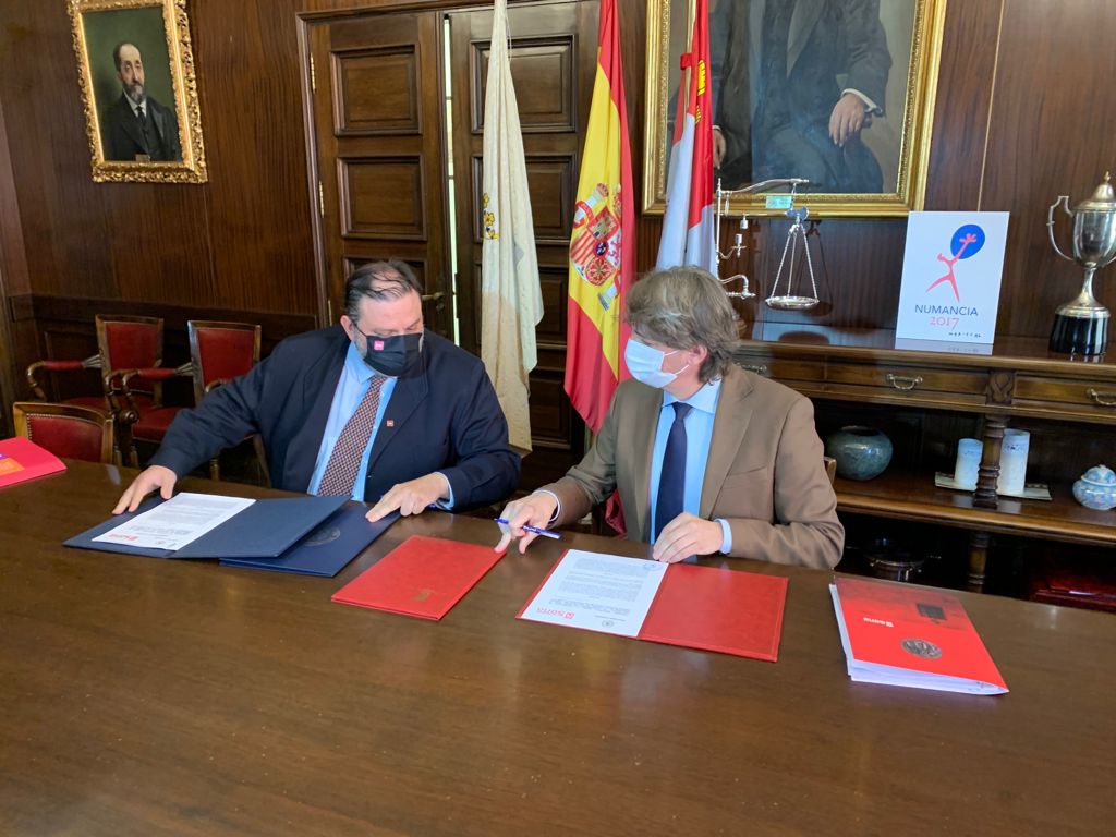 El vicerrector del Campus de Soria y el alcalde del Ayuntamiento de Valladolid durante la firma del convenio