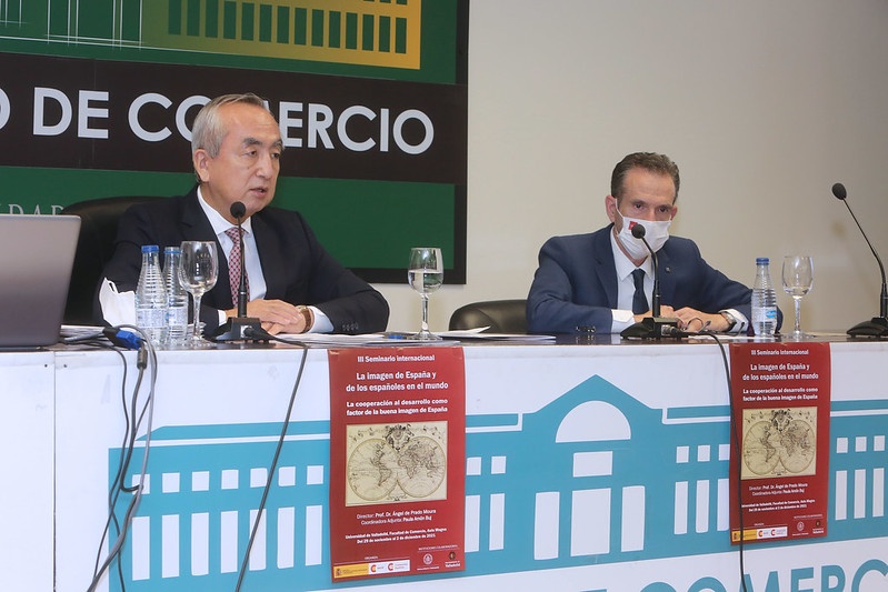 Hentsi Kiramatsu, embajador de Japón en España, junto a Angel de Prado, director del Seminario, durante la primera jornada del III Seminario Internacional