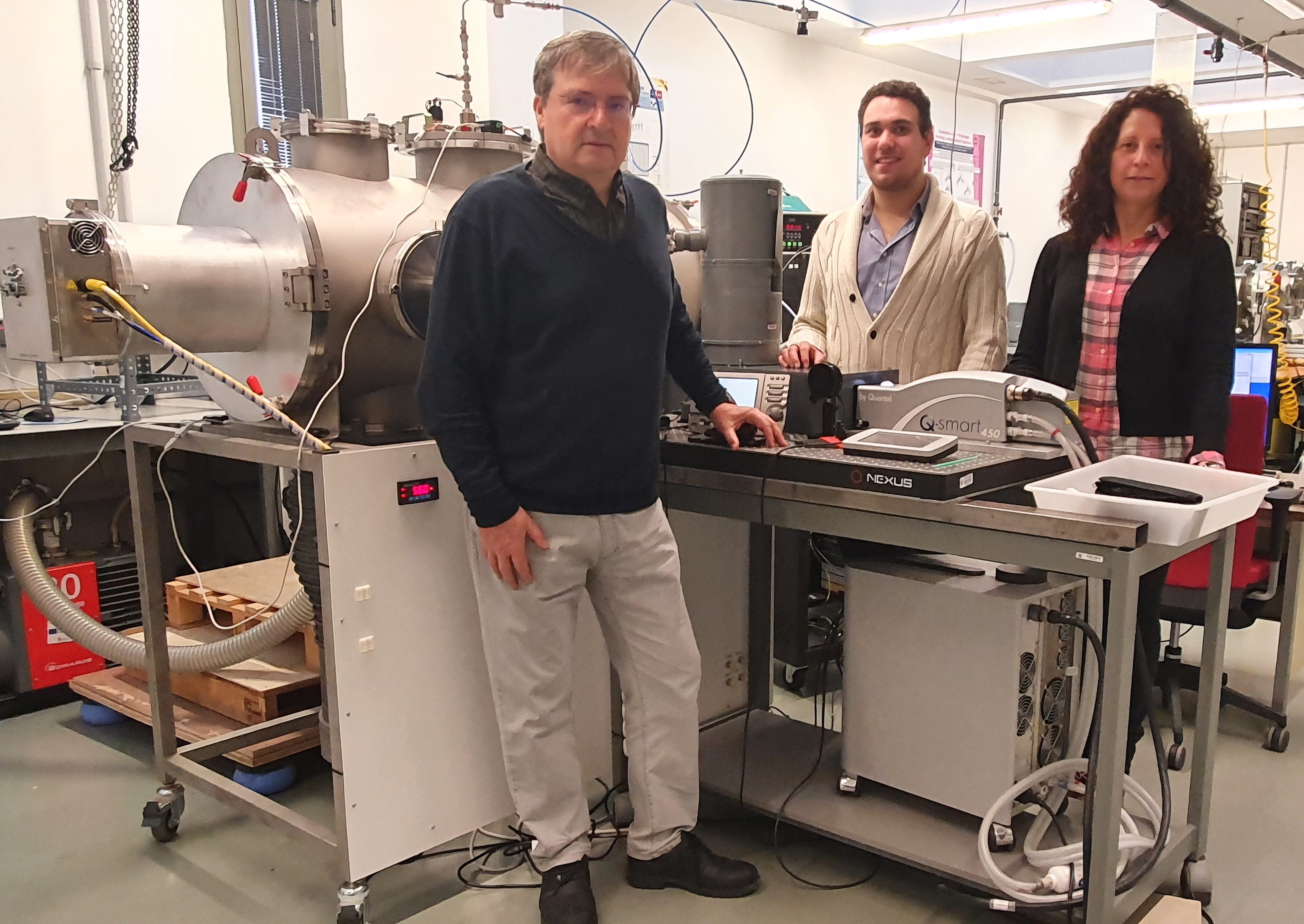 En primer  plano, Juan Carlos López, junto a los otros dos miembros del Grupo de Investigación de Espectroscopia de Rotación (GIER-UVa), Susana Blanco Rodríguez y Alberto Macario Farto