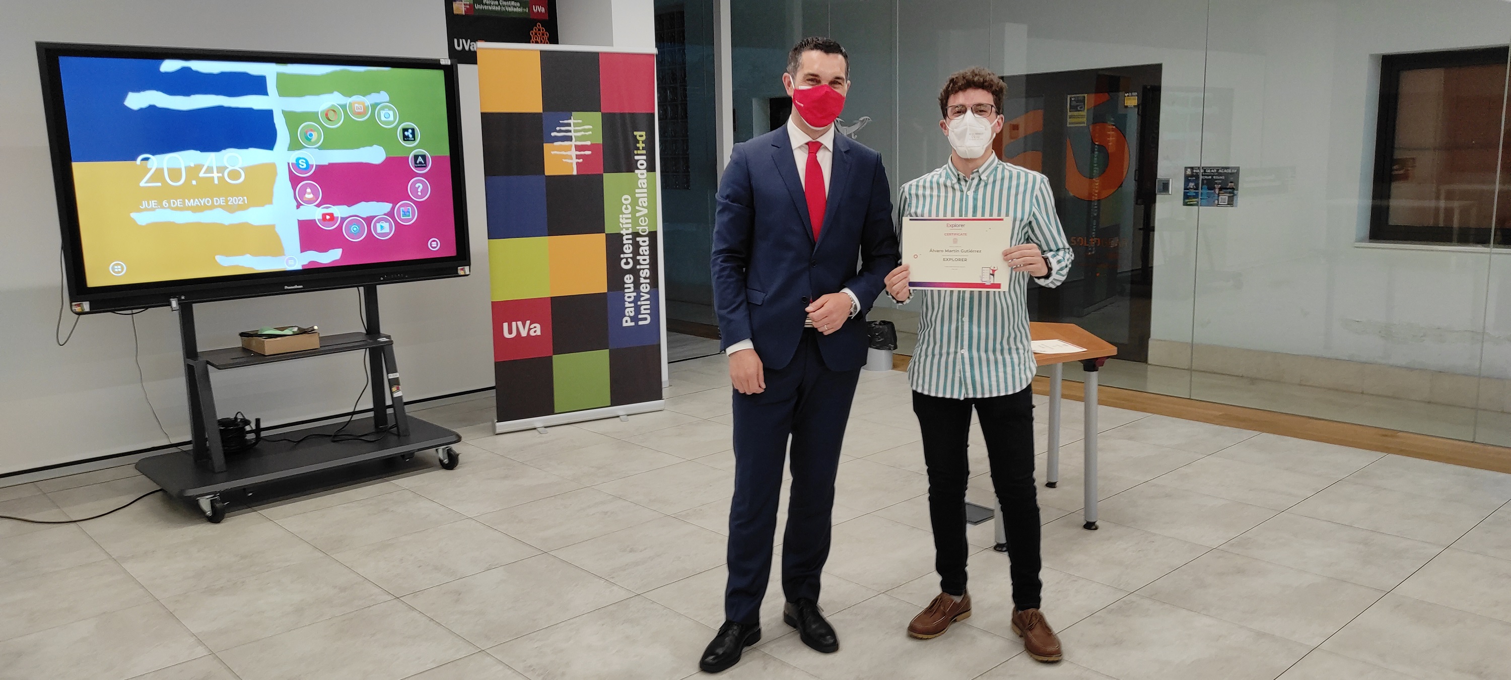 El gerente Banca Institucional Castilla y León de Banco Santander, Santiago Álvarez Santos, con Álvaro Martín Gutiérrez, ganador del Universidad de Valladolid Space 2021