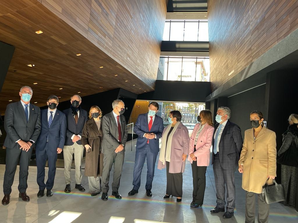 En el centro, el presidente de la Junta junto al rector de la UVa (izda) y la alcaldesa de Segovia, acompañados de miembros del equipo rectoral y representantes institucionales