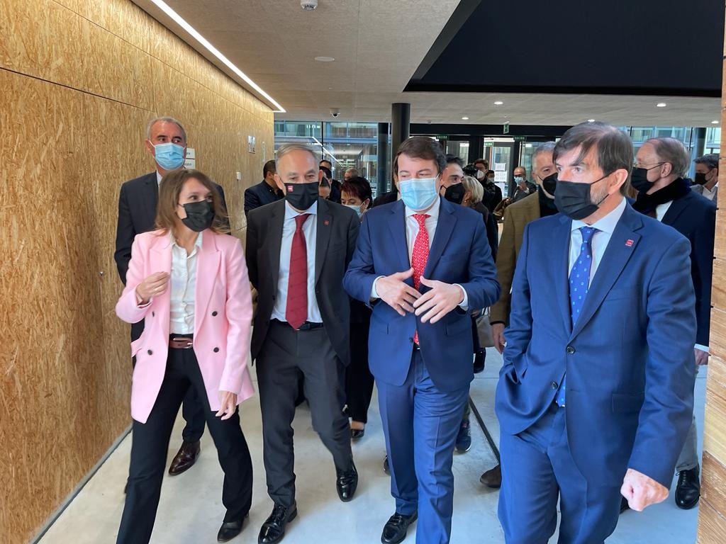 La consejera de Educación, el rector de la UVa, el presidente de la Junta y el vicerrector de Segovia, durante la visita a las instalaciones