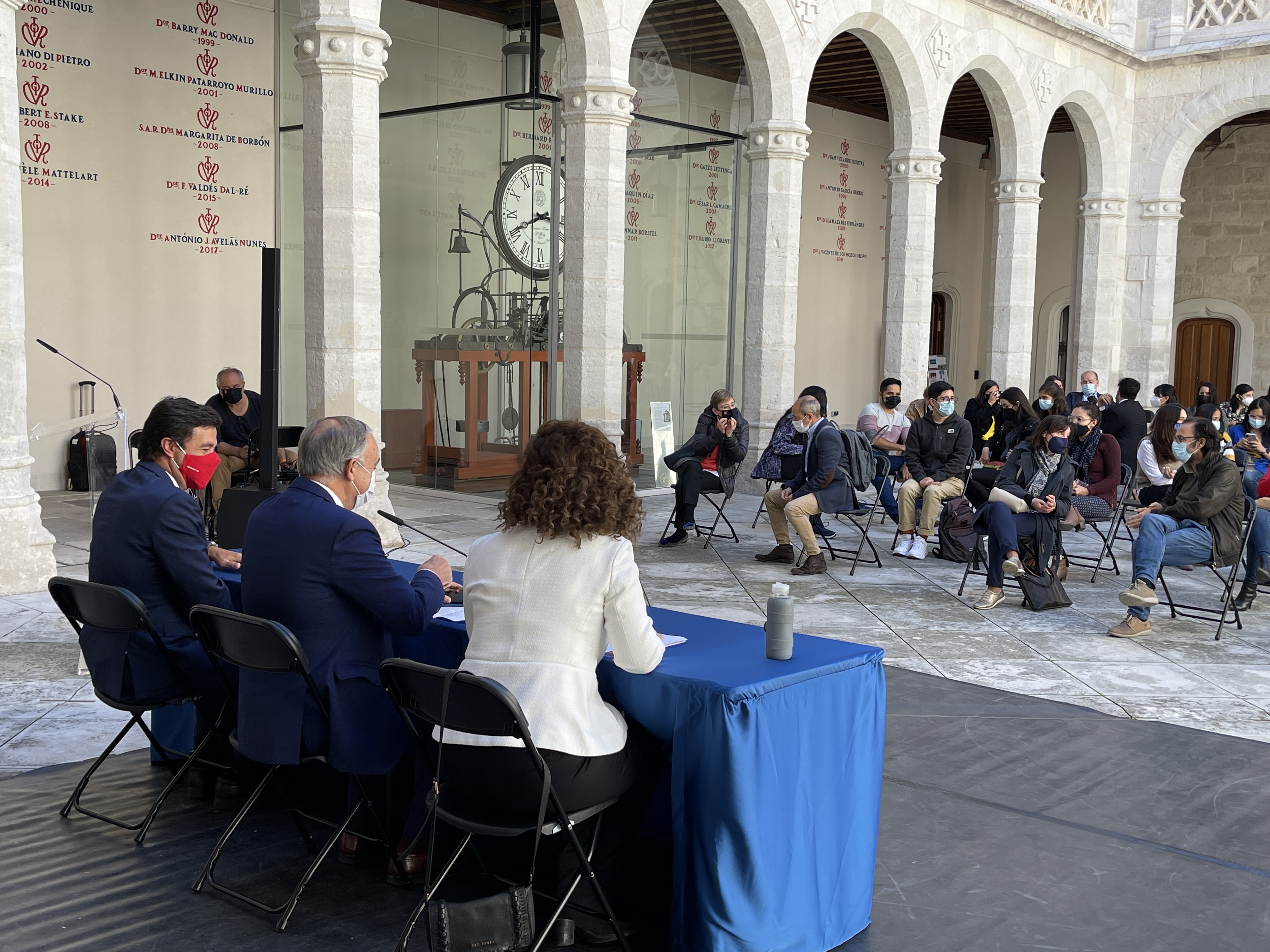 Acto de bienvenida a estudiantes de Latinoamérica y Asia en el Claustro del Palacio de Santa Cruz