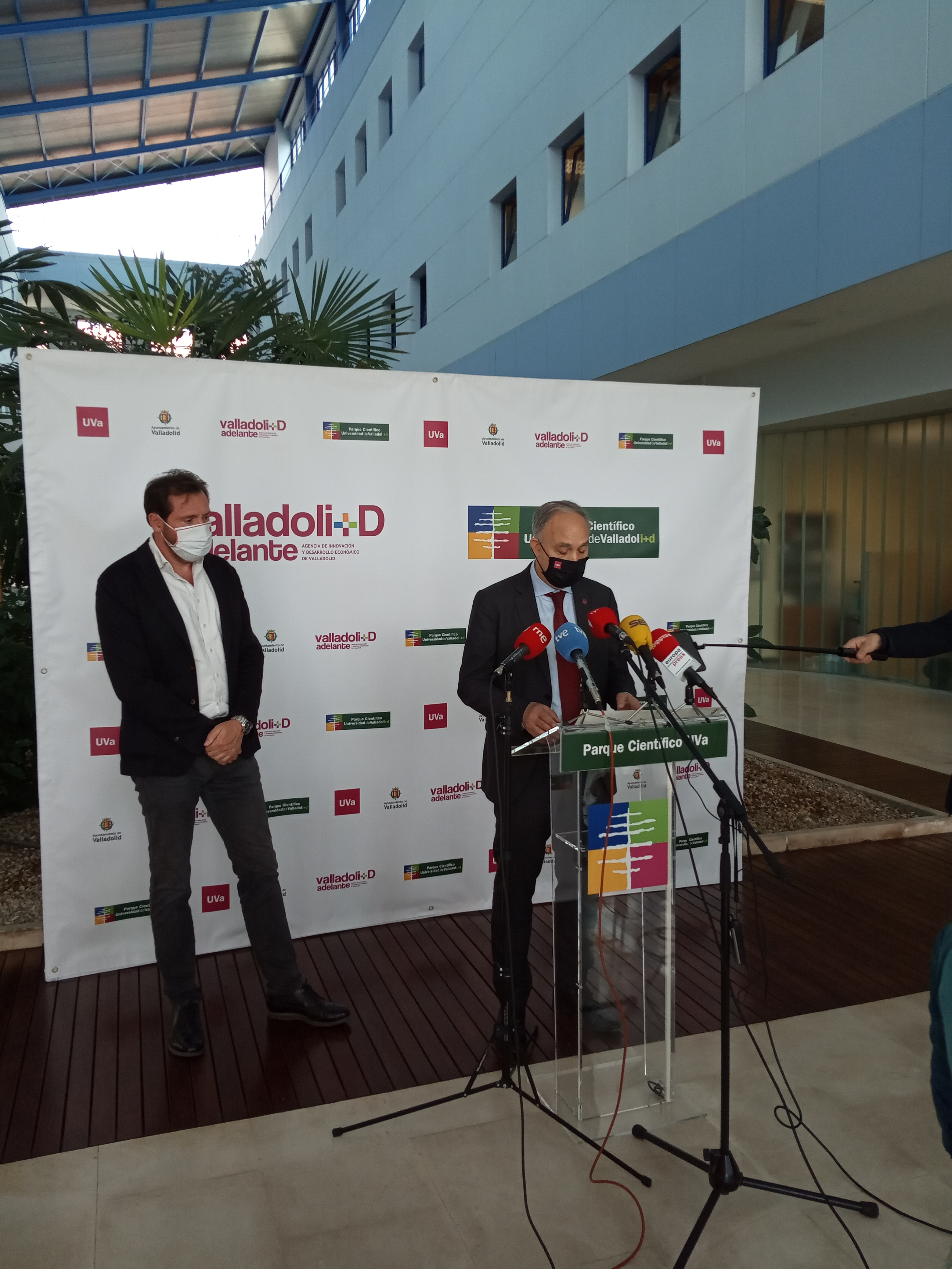 El rector de la UVa y el alcalde de Valladolid visitan el Centro de Proceso de Datos de la institución