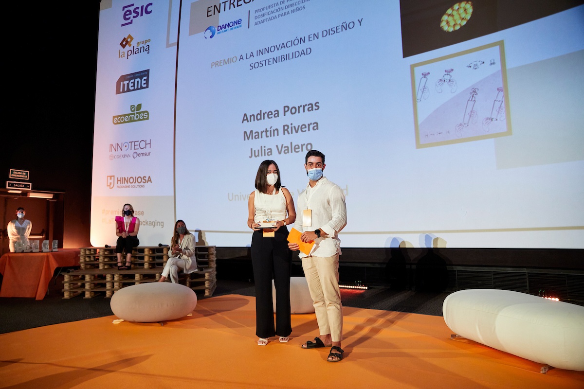 Dos de los estudiantes de la UVa, ganadores del envase del reto Danone