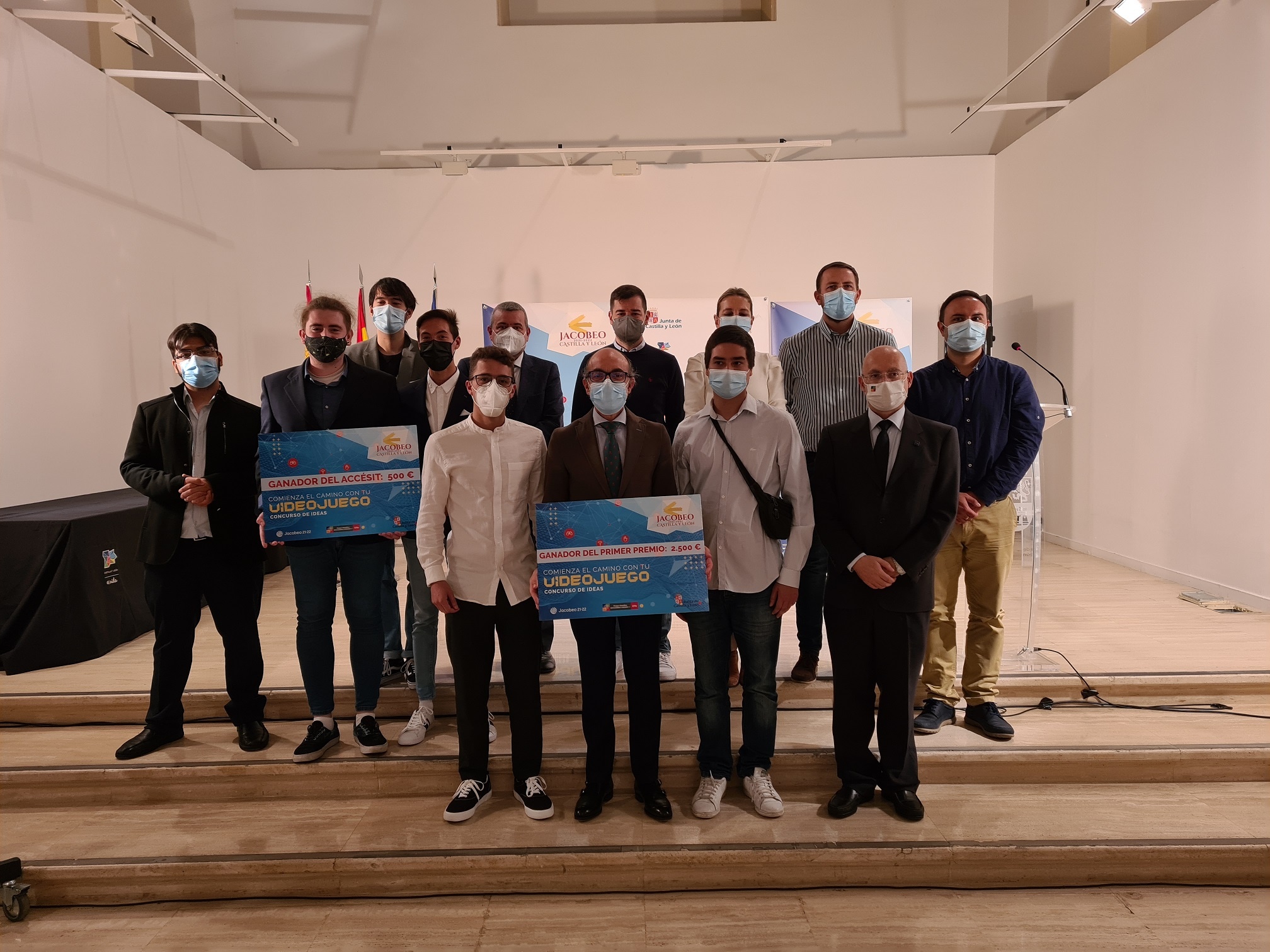 Ganadores del primer y segundo premio del concurso ‘Comienza El Camino con tu videojuego’ junto con las autoridades