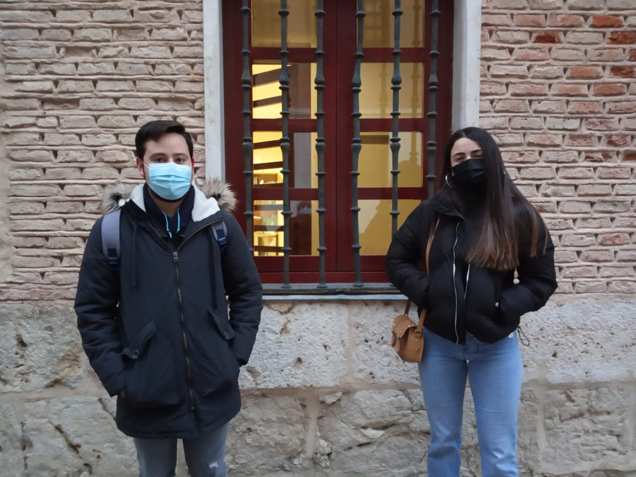 Eduardo, de Teleco, y Lucía, de Físicas, los dos primeros estudiantes en la cola para hacerse el cribado