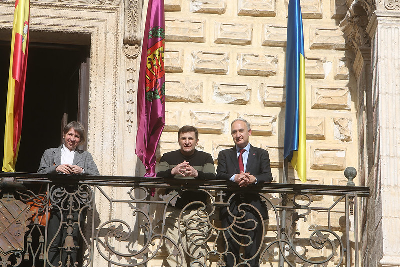 Lyudmyla D. Zahvoyska, Ivan Sopushynkyy y Antonio Largo, en el balcón del Palacio de Santa Cruz junto a la bandera de Ucrania