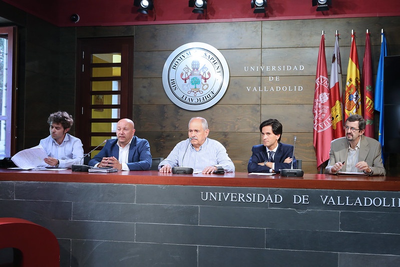 En la rueda de prensa han estado presentes: Manuel Betegón, catedrático de EU de Ingeniería Cartográfica, Geodésica y Fotogrametría y coordinador del estudio; Luis Calderón, presidente de la asociación SIEMBRA; Eduardo Baeza Fontán, director de Relaciones Institucionales de la empresa Capital Energy; Y Luis Carlos Fernández García y Francisco La Fuente Álvarez, responsables del grupo de investigación