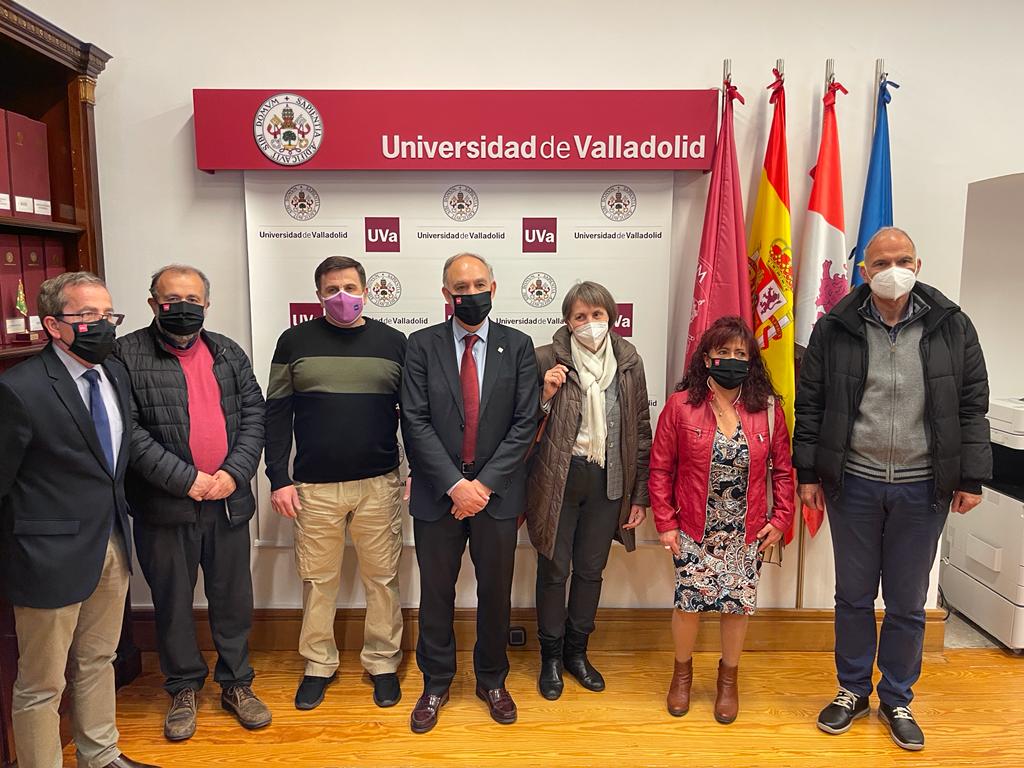 De izquierda a derecha, Javier de Frutos (vicerrector de Profesorado de la UVa), Felipe Bravo, Ivan Sopushynkyy, Antonio Largo, Lyudmyla D. Zahvoyska, Milagros Casado y Raúl Araujo.