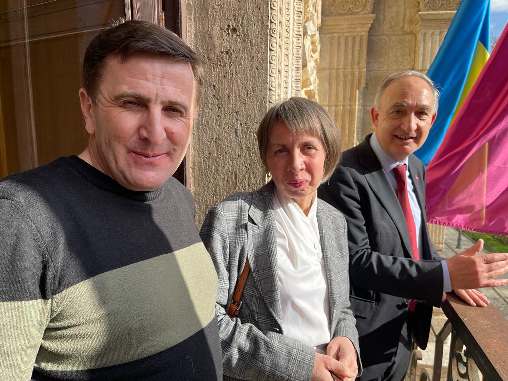 En el balcón del Palacio de Santa Cruz, junto a la bandera de Ucrania.