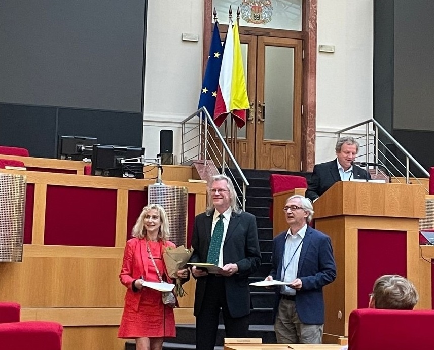 El profesor Lesarri (dcha.), junto a los profesores Grabow (centro) y Kleiner (izda.), en la entrega de medallas