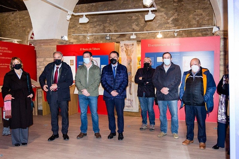 El alcalde de Tábara, Antonio Juárez, fue el encargado de recibir a la puerta del antiguo monasterio de San Salvador al Rector y a la Vicerrectora de Comunicación de la UVa
