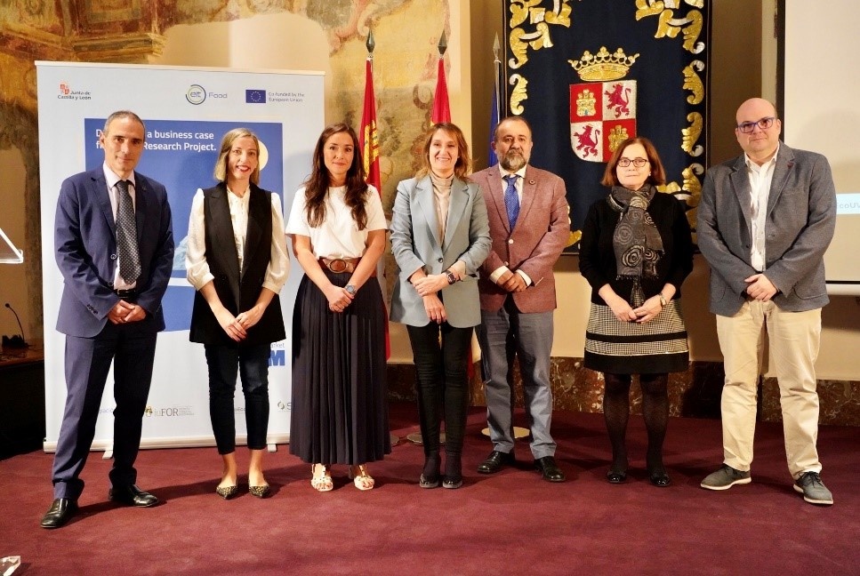 La Consejera de Educación y la directoral general de Universidades junto con Mª José Cocero, del Instituto de Bioeconomía; Felipe Bravo, del IUFor; Pedro García, del Instituto de Procesos Sostenibles, y Miguel García, responsable del desarrollo del caso a lo largo del taller.