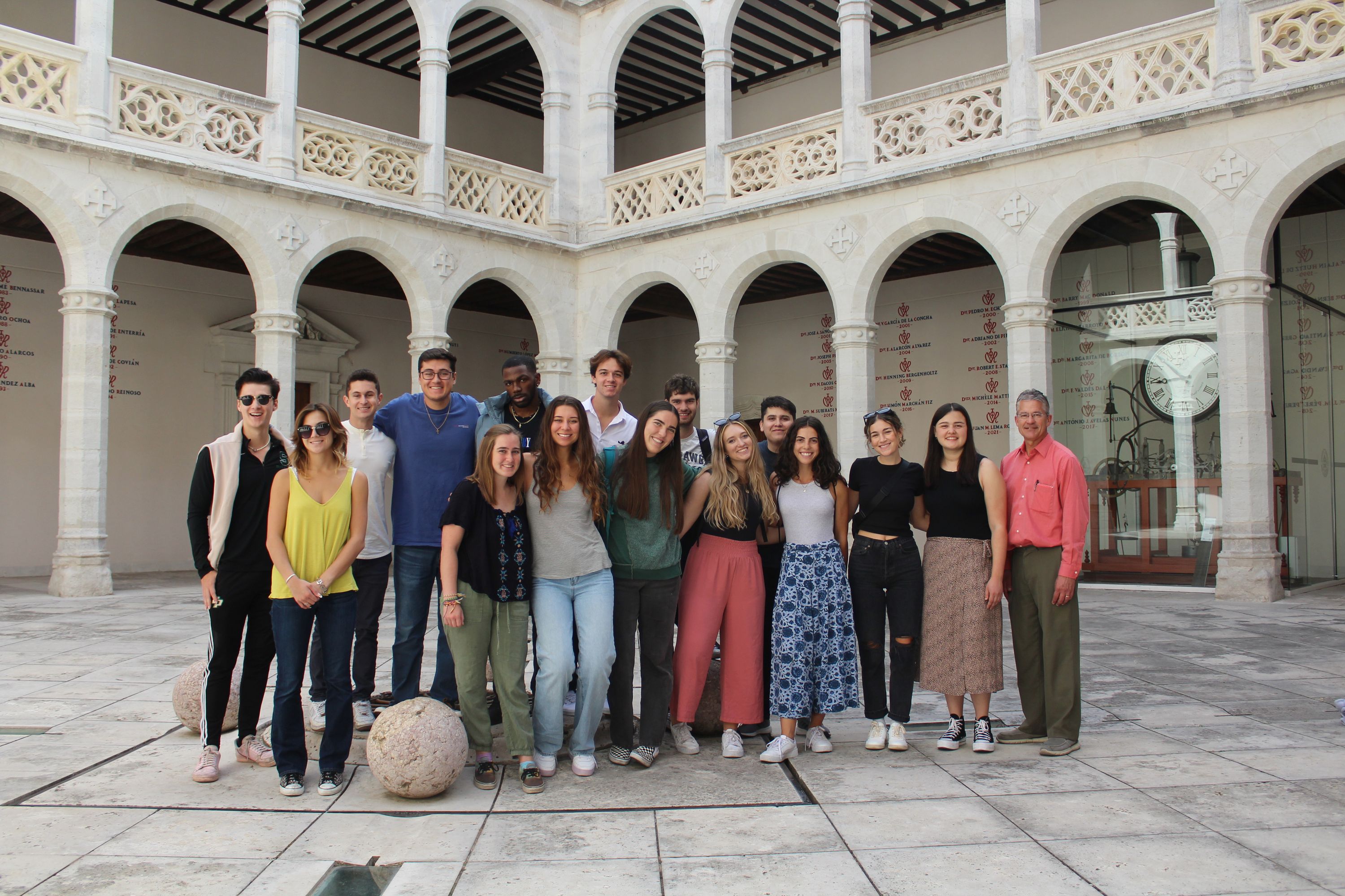 Grupo de estudiantes de los cursos de español 2022-2023 en la Universidad de Valladolid