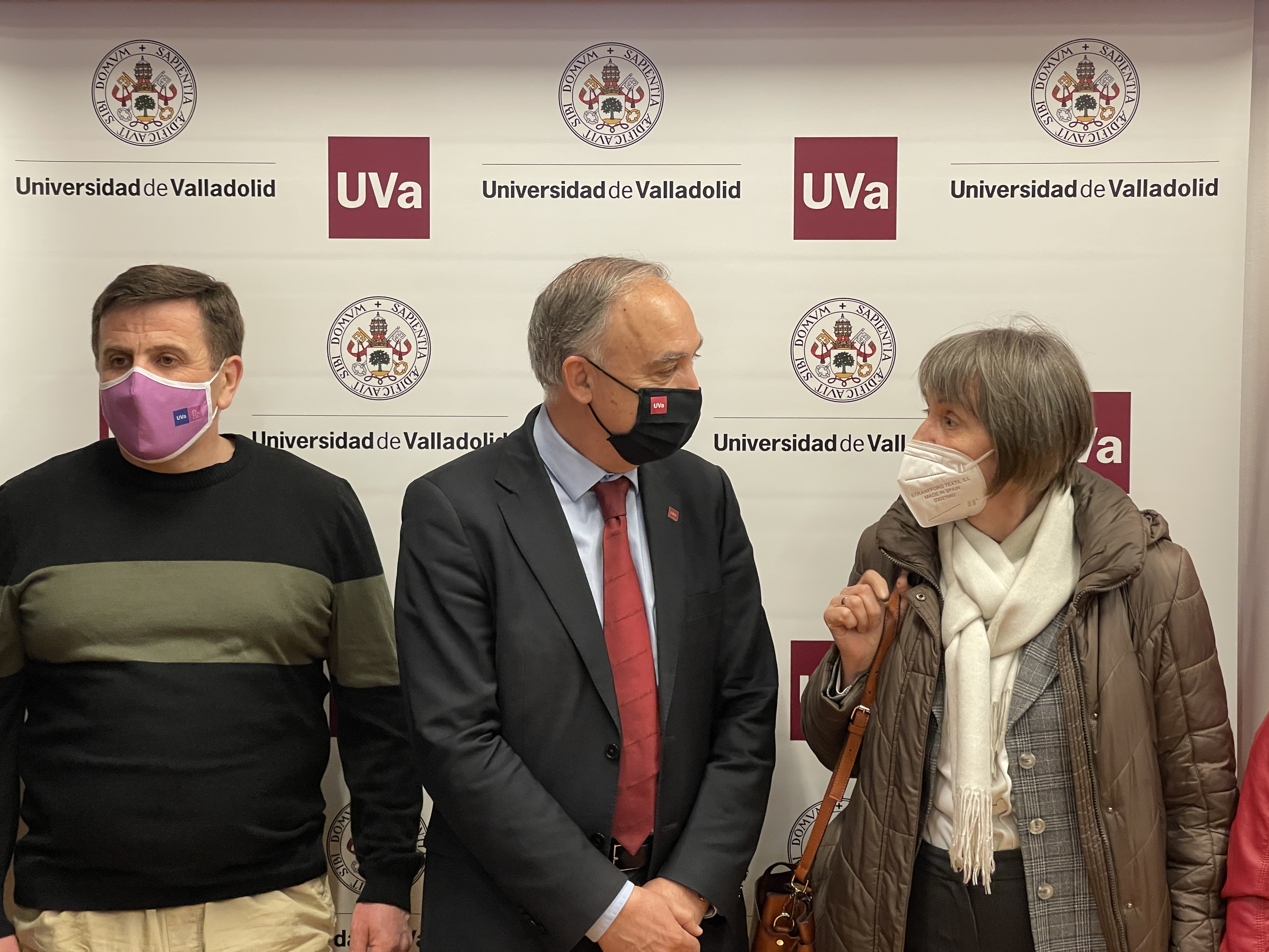 Ivan Sopushynkyy, Antonio Largo y Lyudmyla D. Zahvoyska.