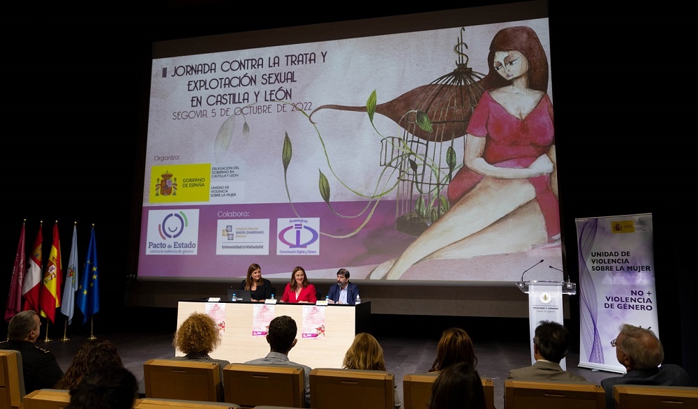 De izquierda a derecha, la alcaldesa de Segovia, Clara Martín; la delegada del Gobierno en Castilla y León, Virginia Barcones Sanz, y el vicerrector del Campus de la UVa en Segovia, Agustín García Matilla.