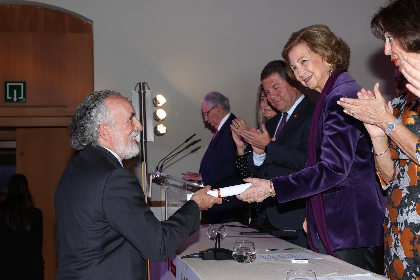 Carlos Sanz Mínguez, catedrático de la UVa, recibiendo el premio de manos de la reina Doña Sofía. Foto cedida por la Casa Real