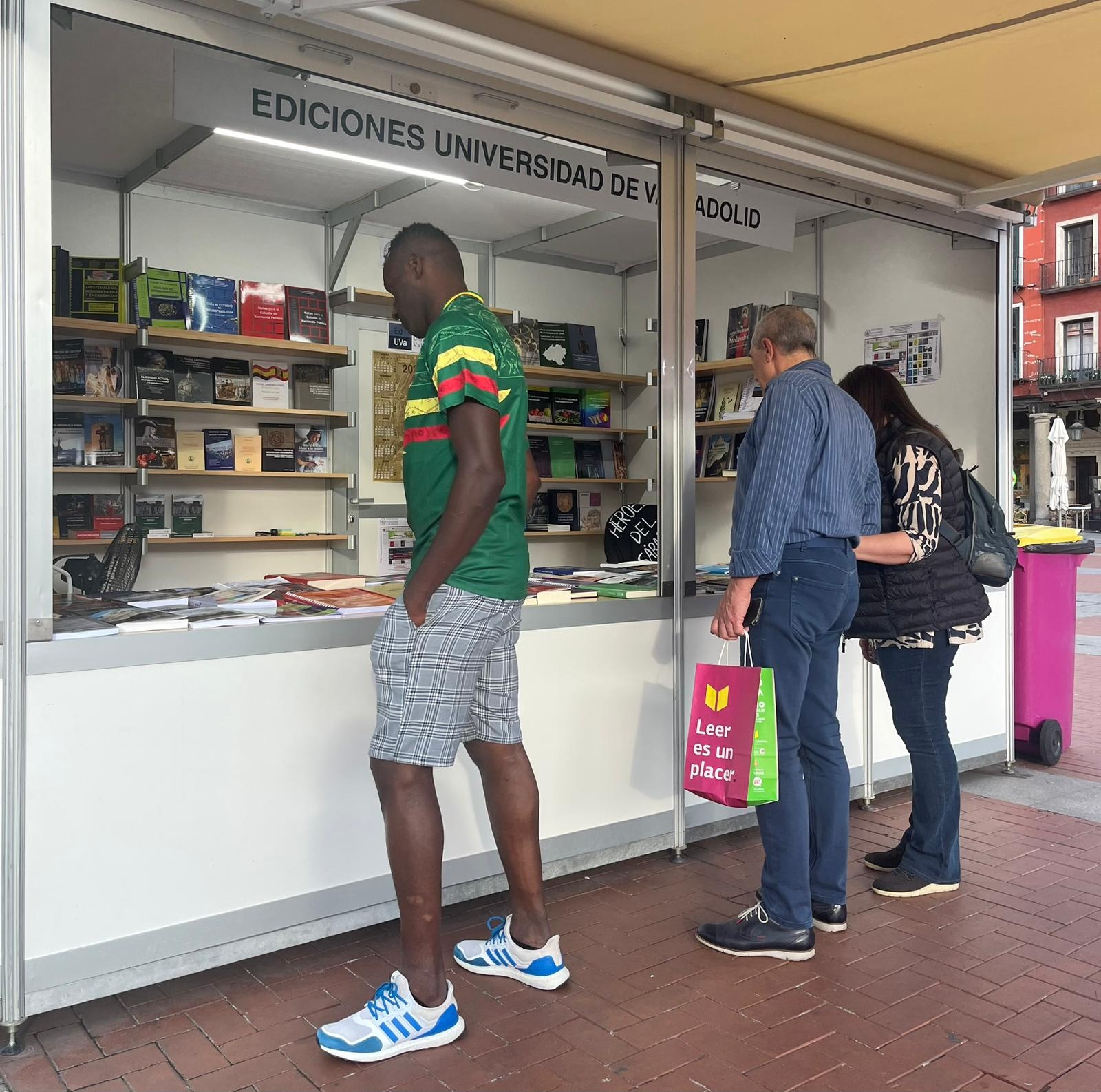 Asistentes a la Feria del Libro de Valladolid