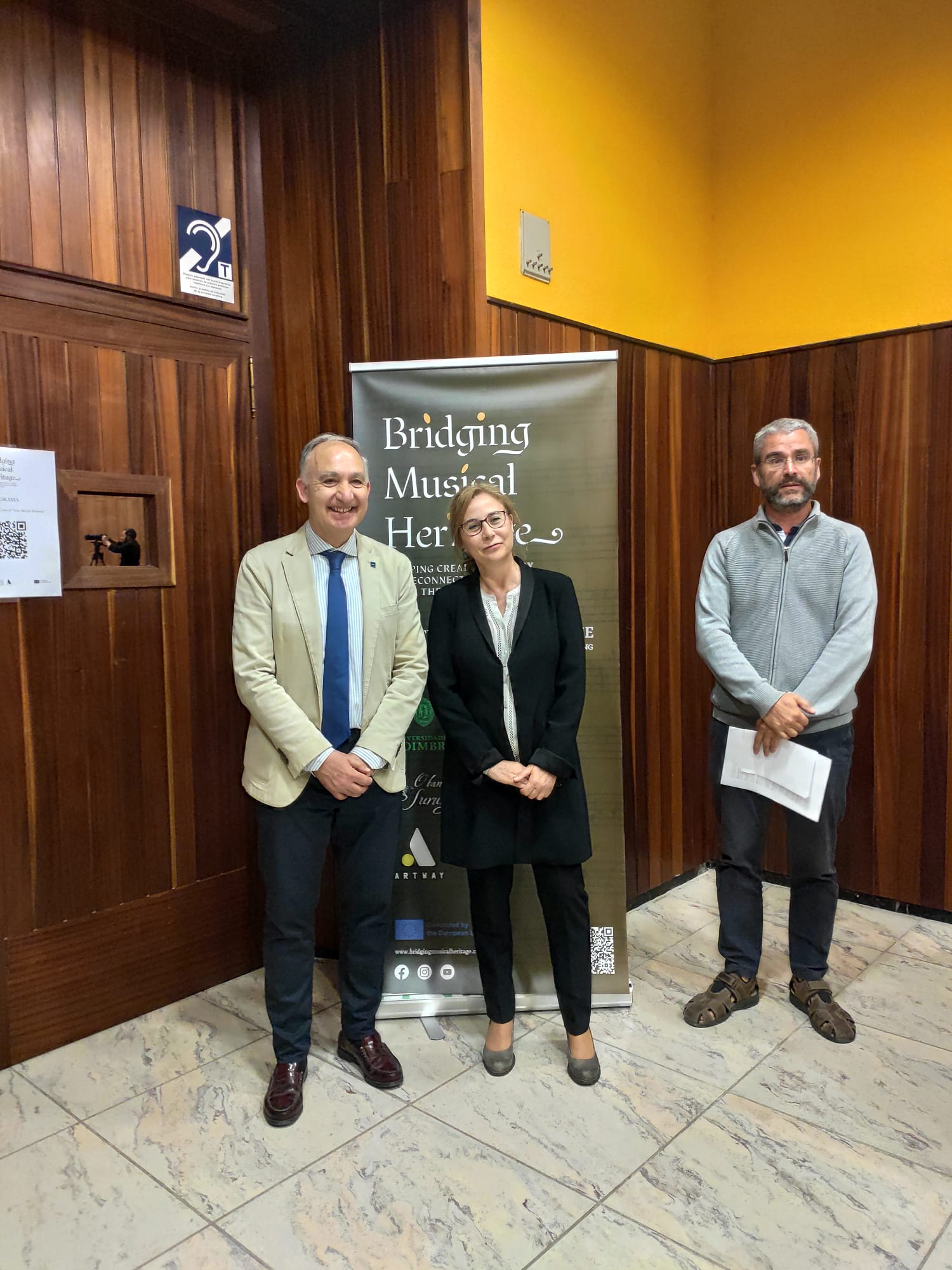 En el centro, Soterraña Aguirre junto al otro director del proyecto, Pablo Estudante (izda) y el rector de la UVa, Antonio Largo