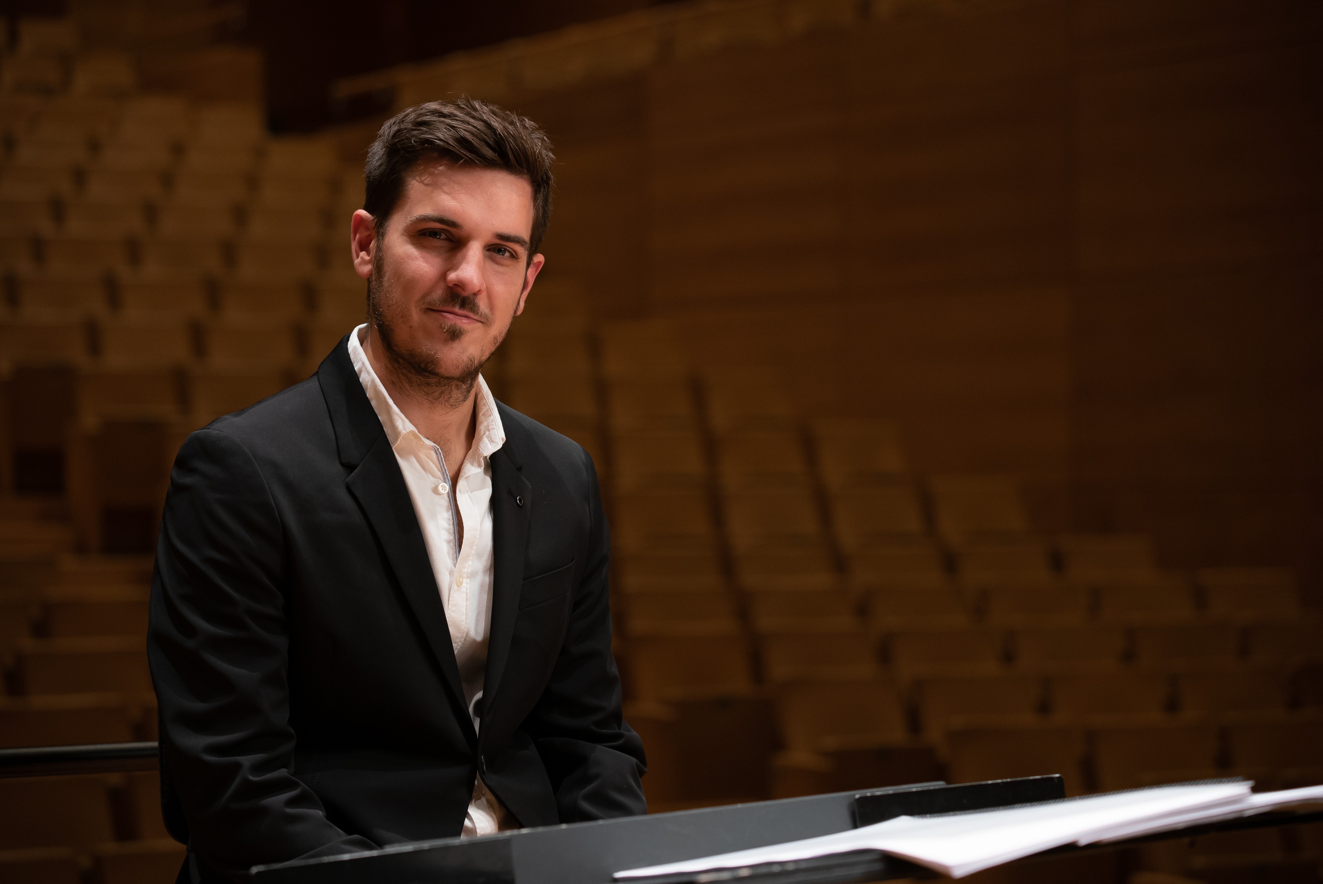 Javier Fajardo es el director del Coro y de la Joven Orquesta de la UVa