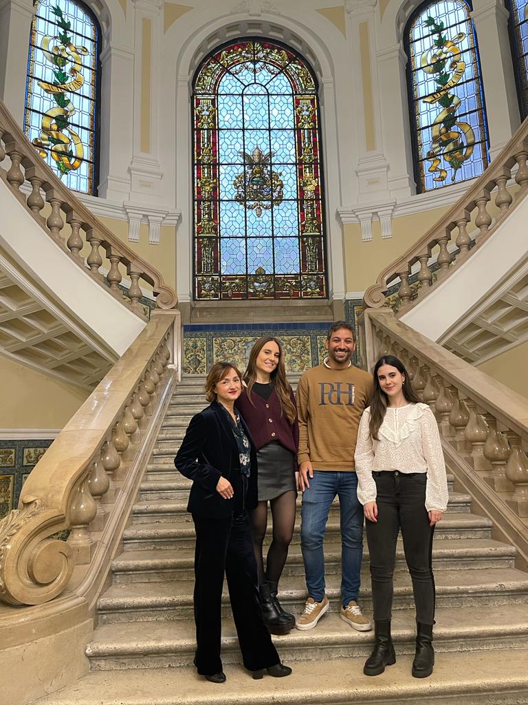 Itziar Oltra (@itziaroltra), Álvaro Fernández (@farmaceuticofernandez) y Elena Monje (@inFARMArte), acompañados de Carmen Vaquero, Vicerrectora de Comunicación, Cultura y Deporte