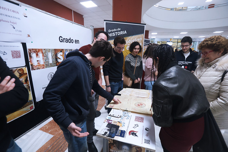 Momento de la jornada de puertas abiertas, que se ha inaugurado a las 10 horas en algunos centros, como la Facultad de Filosofía y Letras