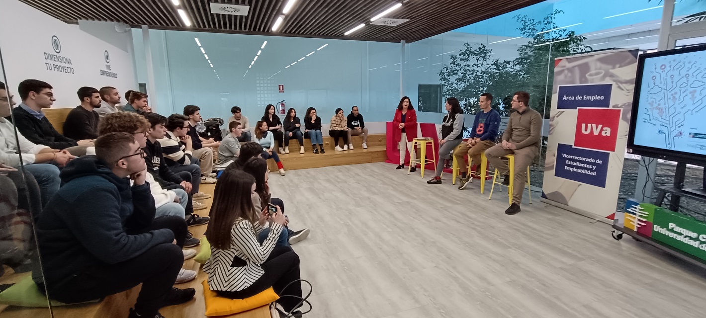 Los tres emprendedores comparten su experiencia con los asistentes